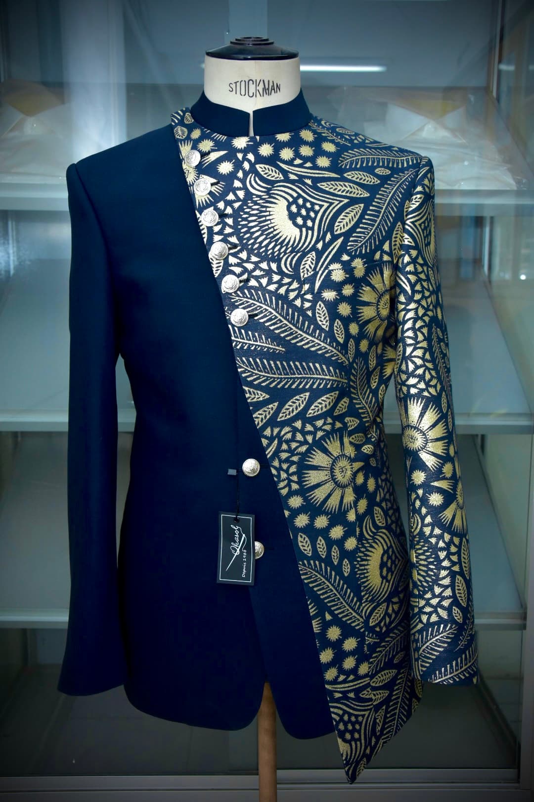 Veste asymétrique bleu nuit, brocart d'or, boutonnière diagonale
