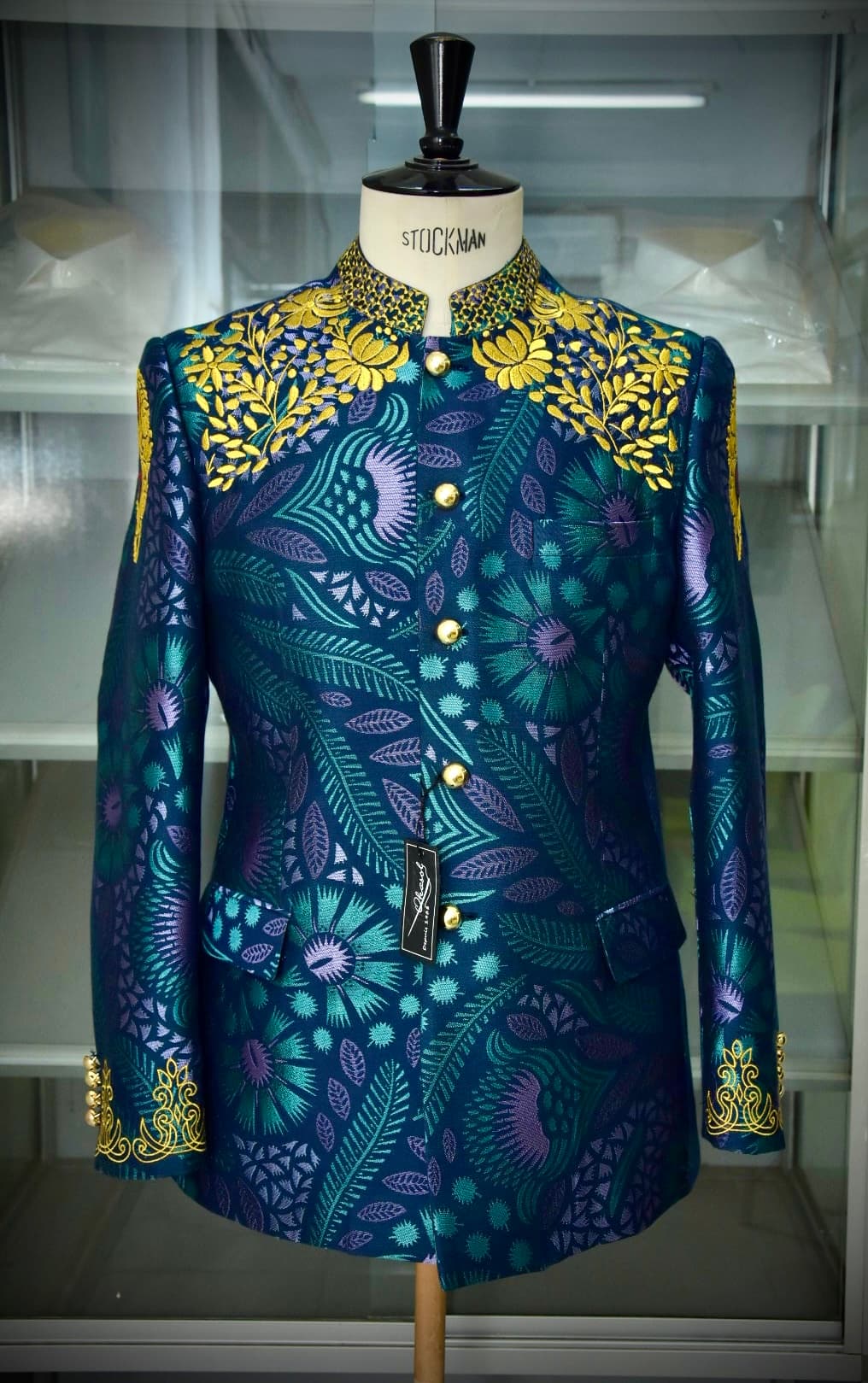 Veste mandarin brodée fils d'or sur épaule, motif floral