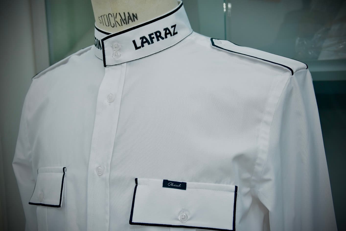 Chemise institutionnelle col mandarin, broderie LAFRAZ