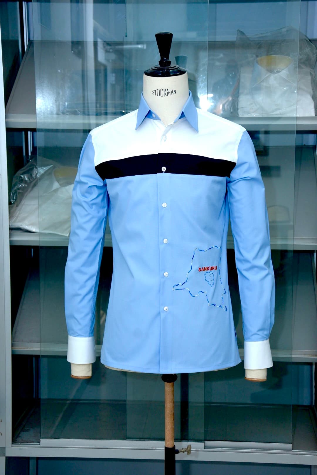 Chemise ciel à broderie territoire du Sankuru